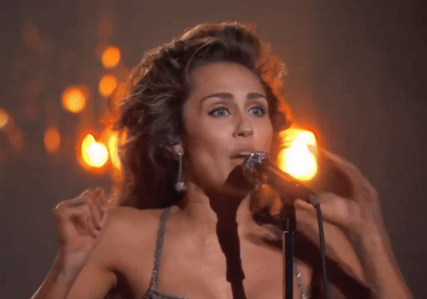 Miley hét lớn giữa màn biểu diễn khiến cả khán phòng phấn khích 