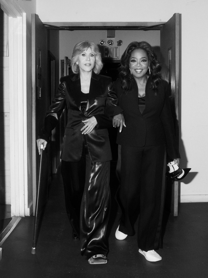 Khung hình hội tụ minh tinh kỳ cựu Jane Fonda và bà hoàng truyền hình Oprah Winfrey toát lên vẻ quyền lực không thể so sánh