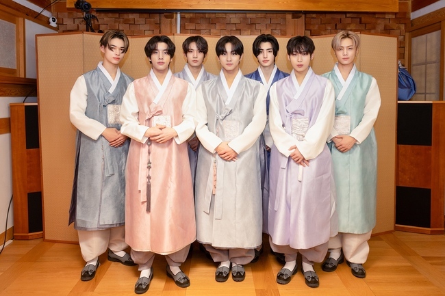 7 mỹ nam ENHYPEN khiến fan phải xuýt xoa với diện mạo điển trai ngút ngàn khi diện Hanbok truyền thống