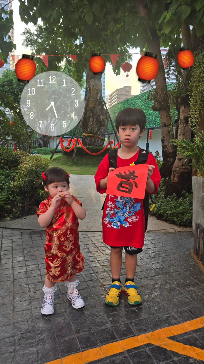 Trên trang cá nhân, minh tinh Chompoo Araya đăng ảnh 2 con diện đồ đỏ, chuẩn bị đón năm mới Giáp Thìn