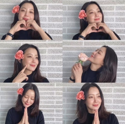 Trên trang cá nhân, Kim Hee Sun đăng tải loạt ảnh cùng lời chúc năm mới gửi khán giả. Nhan sắc không tuổi của mỹ nhân U50 khiến dân tình phải xuýt xoa