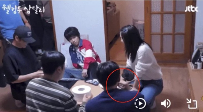 Tài tử họ Ji thản nhiên hút thuốc trước mặt bạn diễn nữ Shin Hye Sun