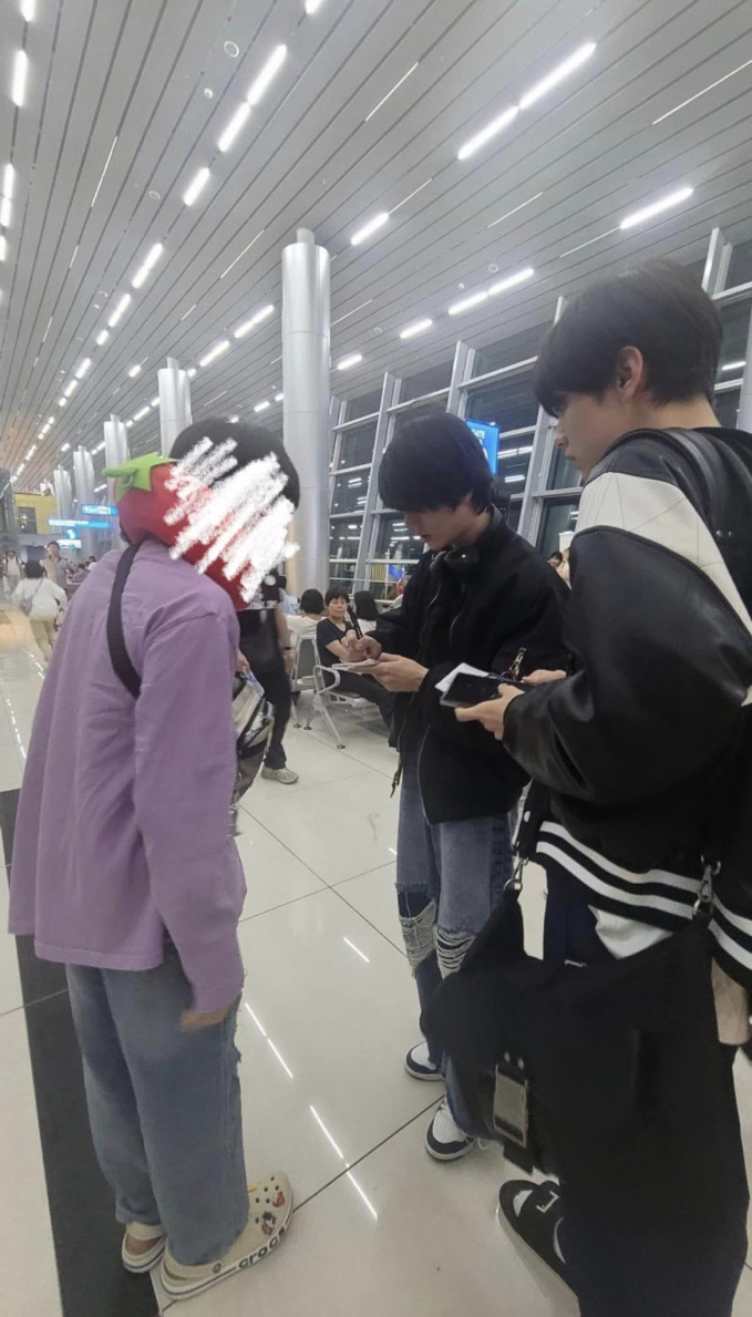 Fan may mắn bắt gặp Soobin - Beomgyu tại sân bay Phú Quốc trong chiều ngày 12/2. 2 nam idol đình đám vui vẻ và thân thiện ký tặng fan