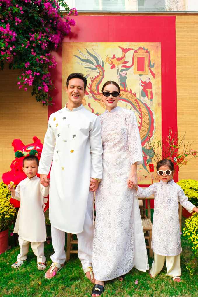 Gia đình Hồ Ngọc Hà cực đầu tư trang phục để chơi Xuân 
