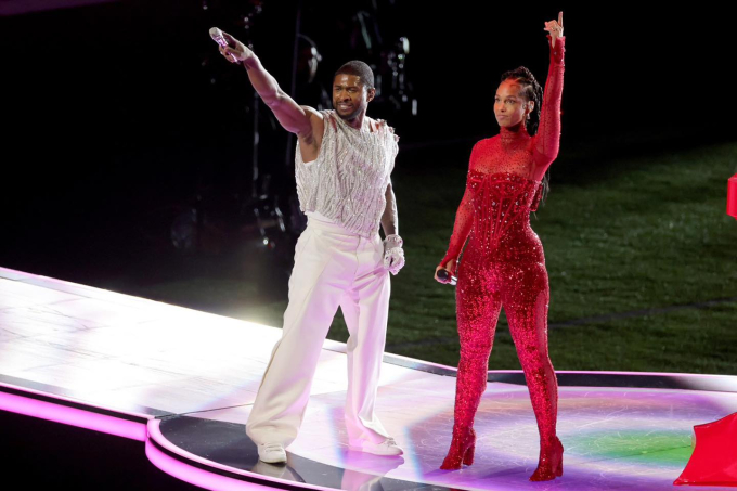 Beyoncé chỉ cùng chồng đi xem Super Bowl cũng biết cách chiếm hết spotlight: Vừa tung clip quảng cáo, vừa nhá hàng album mới!