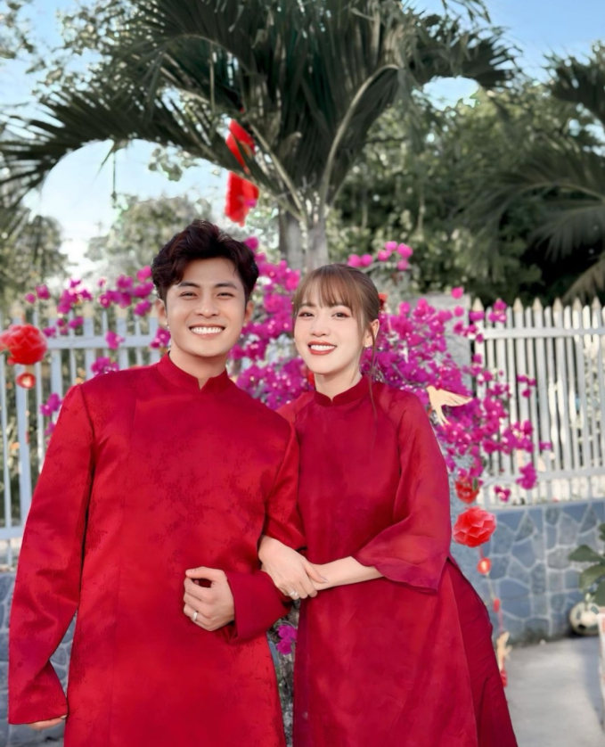 Đầu năm mới, Puka và Gin Tuấn Kiệt chọn những bộ áo dài đỏ đầy nổi bật như tượng trưng cho sự may mắn. Sau khi về chung một nhà, cả hai thường xuyên gây sốt khi đăng tải những khoảnh khắc ngọt ngào bên đối phương.