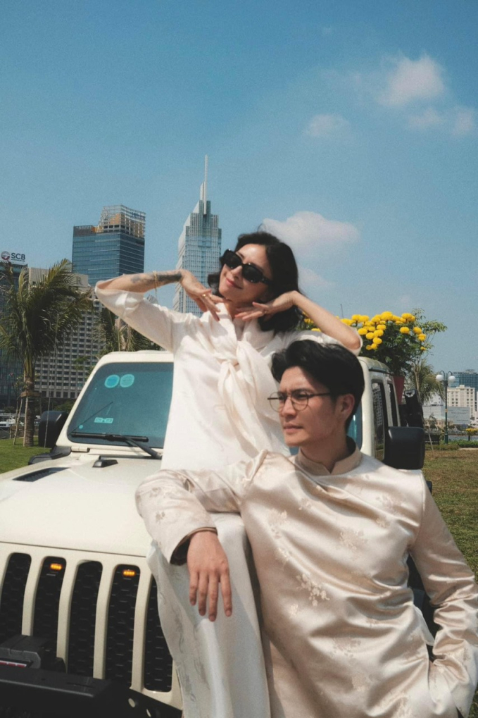 Huy Trần và Ngô Thanh Vân cũng thể hiện sự yêu thích với áo dài. Từ ngày cưới chồng trẻ, 