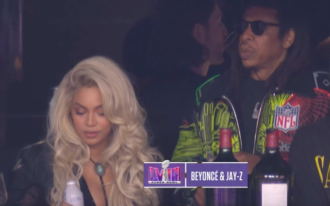 Beyoncé và ông xã Jay-Z thưởng thức trận đấu từ khán đài VIP