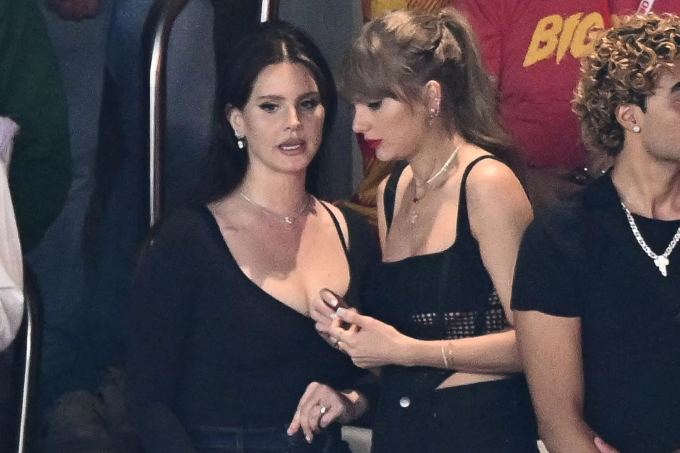 1 lúc sau, bạn thân Lana Del Rey cũng xuất hiện khán đài VIP bên cạnh Taylor Swift