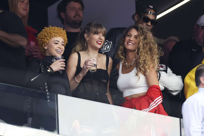 Dàn siêu sao đổ bộ Super Bowl: Taylor Swift dẫn hội chị em showbiz rầm rộ cổ vũ bạn trai, Kendall - vợ chồng Justin Bieber thái độ đối lập