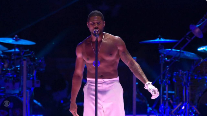 Usher cũng có màn cởi áo khoe body song cũng không 