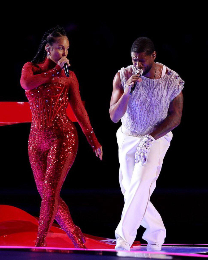 Phần tương tác thân mật quá đà giữa Usher với Alicia Keys cũng gây tranh cãi.
