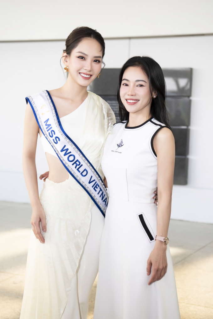 CEO Phạm Kim Dung và các nàng hậu nhà Sen Vàng đến cổ vũ Mai Phương