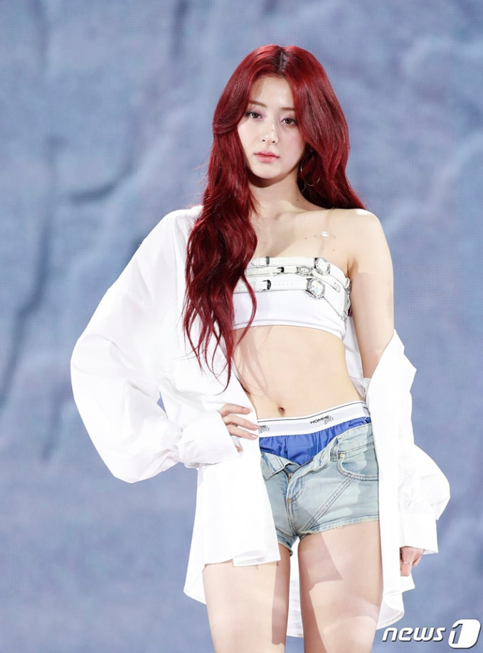 Giọng ca chính Yunjin tại showcase ra mắt mini album, tạo hình lấy từ MV gây tranh cãi phản cảm