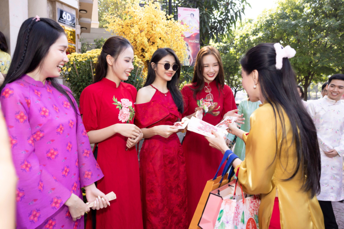 CEO Phạm Kim Dung thực hiện nghi thức lì xì cho các Hoa, Á hậu để lấy may đầu năm