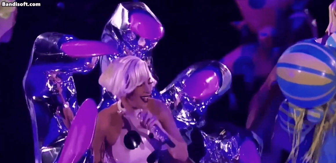 Lady Gaga trình diễn với mô hình bàn tay khổng lồ.
