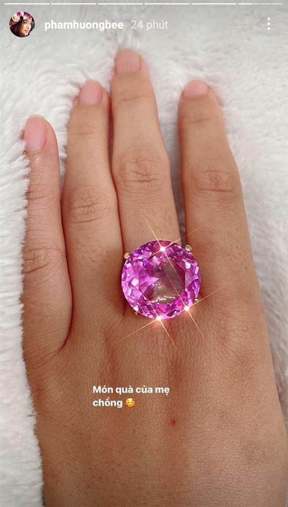 Mẹ chồng Phạm Hương tặng con dâu chiếc nhẫn siêu to, giá trị 