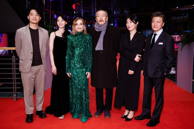 Đạo diễn Hong Sang Soo cùng dàn diễn viên A Traveller's Needs dự thảm đỏ LHP Berlin