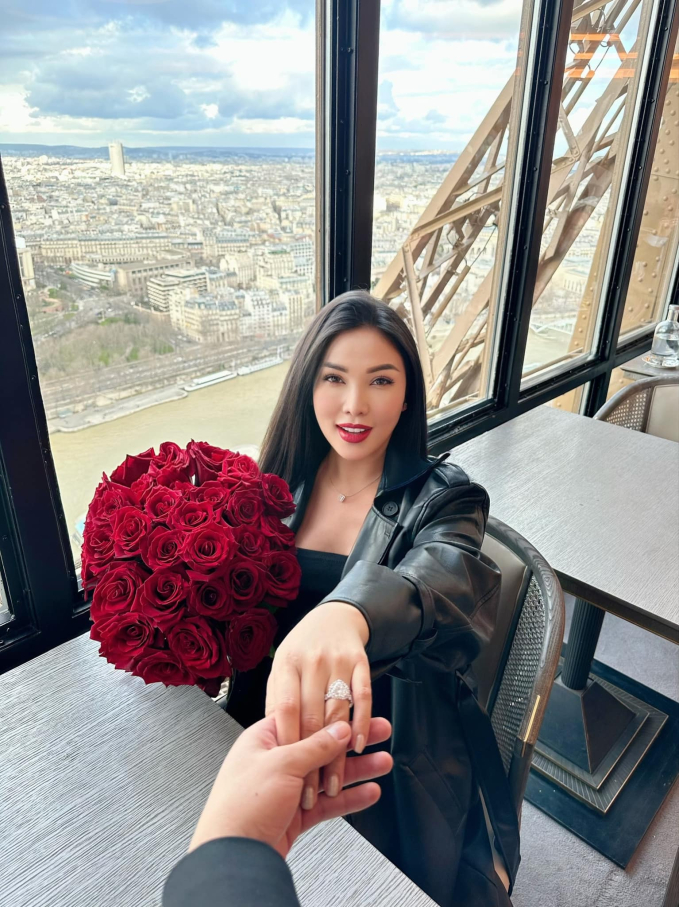Chồng sắp cưới của Quỳnh Thư đã chuẩn bị buổi cầu hôn lãng mạn tại Pháp vào ngày 14/2 vừa qua 