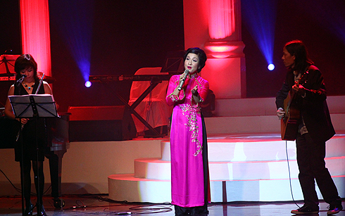 Mỹ Linh trên sân khấu Lung Linh Sắc Việt 2011
