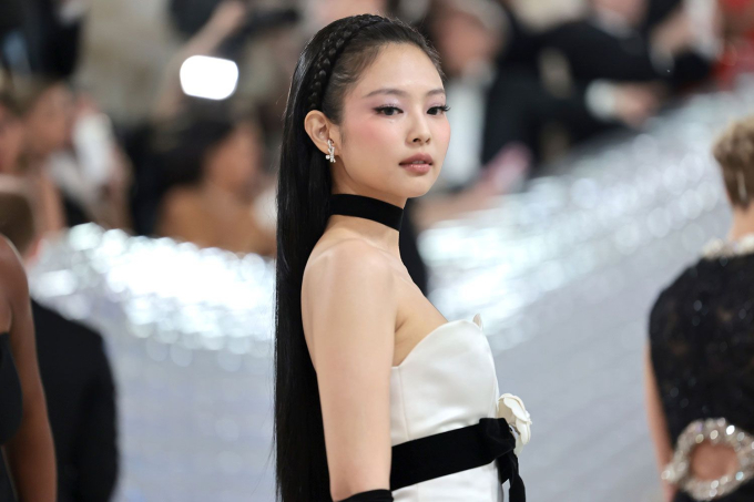 Jennie đề tên công ty riêng ODDATELIER lên trên tên YG ở hồ sơ cá nhân