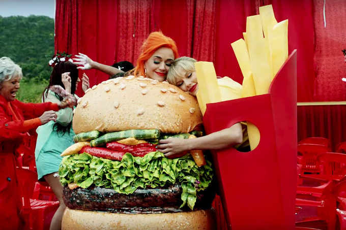 Katy Perry và Taylor Swift còn ôm nhau thắm thiết trong MV You Need To Calm Down