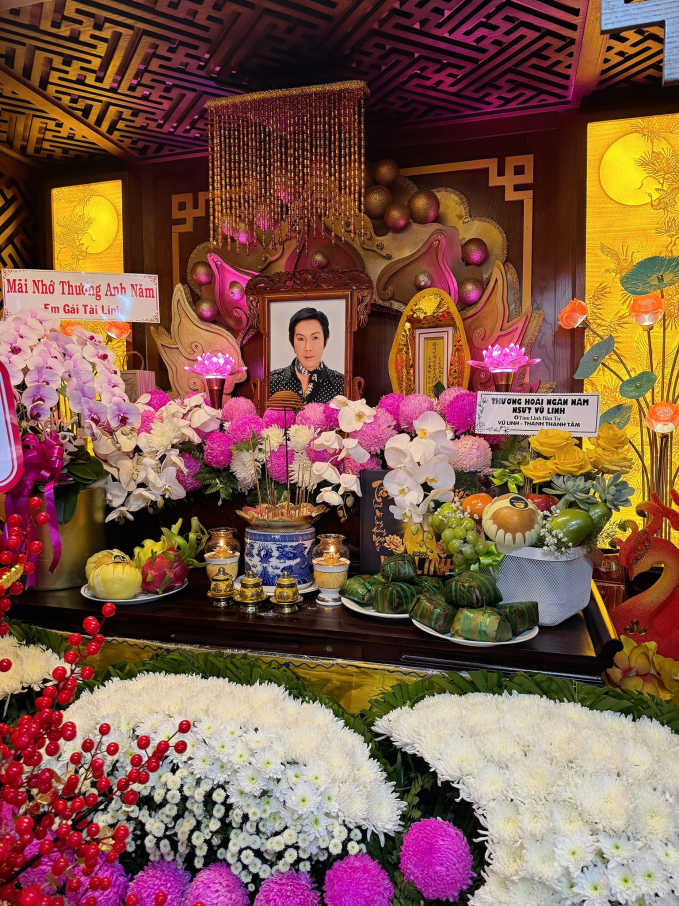NS Tài Linh và NS Thanh Thanh Tâm gửi hoa viếng tưởng nhớ cố NS Vũ Linh trong lễ giỗ đầu tiên