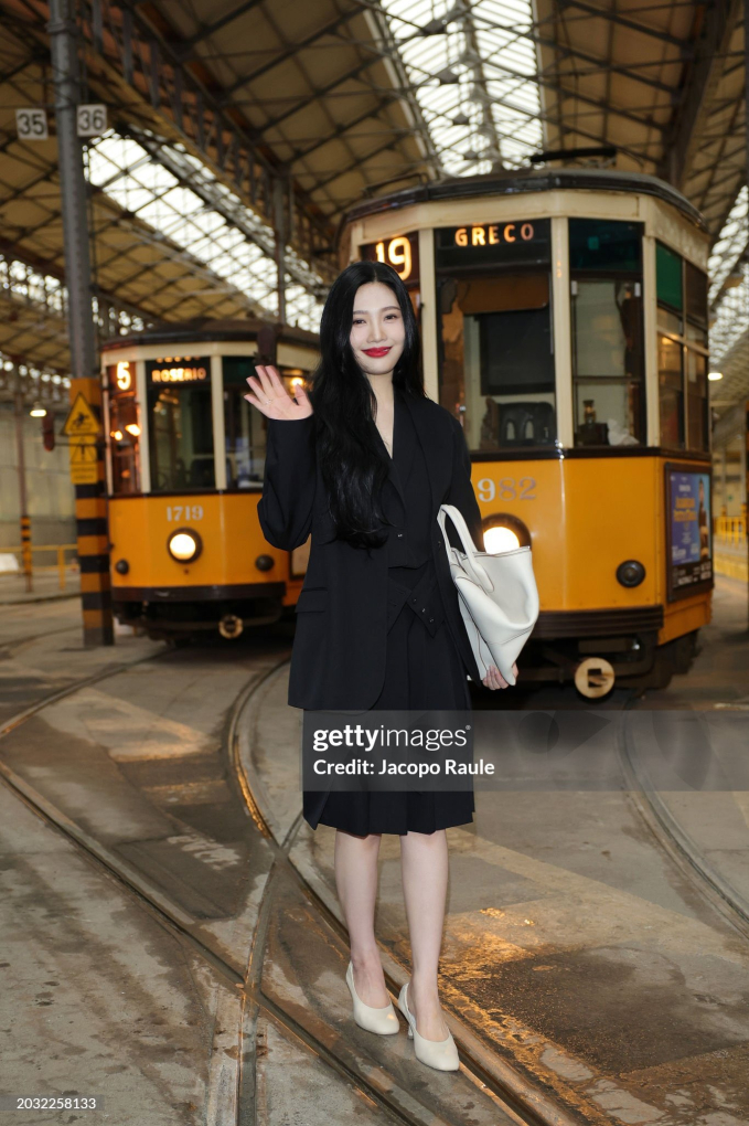 Mỹ nhân SM đại chiến ở Milan Fashion Week: Joy (Red Velvet) vượt tranh cãi cắt mí, NingNing (aespa) tự tin đọ sắc Anne Hathaway