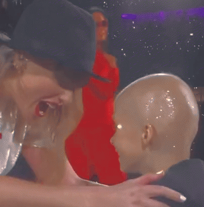 Hai lần Taylor Swift tặng nón cho fan nhí bị ung thư ở The Eras Tour: Món quà tinh thần vô cùng ý nghĩa!