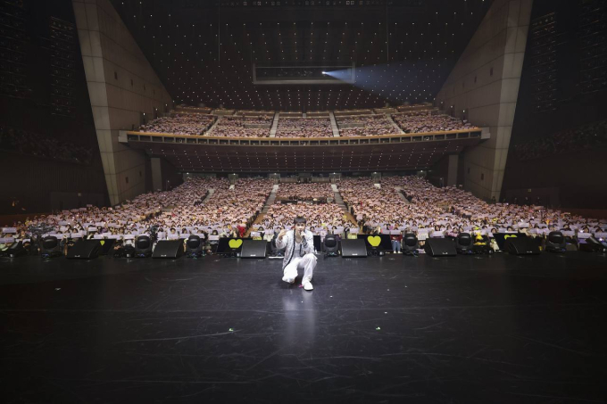 Hình ảnh Lay trong fan meeting tại Nhật