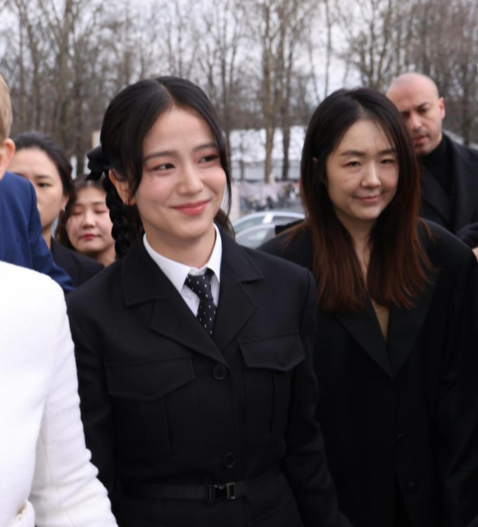 Jisoo diện trang phục đen đầy thanh lịch và sang chảnh đến từ nhà mốt Dior do cô làm đại sứ toàn cầu
