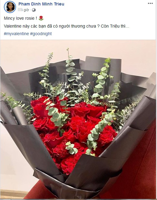 Thời điểm đó, Minh Triệu cũng khoe nhận được bó hoa y hệt của Kỳ Duyên 