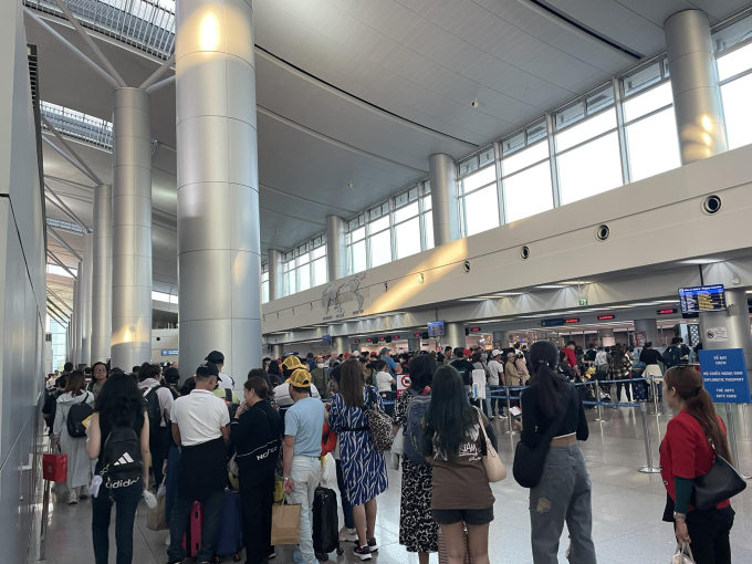 Sáng 01/03, sân bay Tân Sơn Nhất đã chật kín hàng dài người xếp hàng đi Singapore (nguồn: Phương Nguyên)