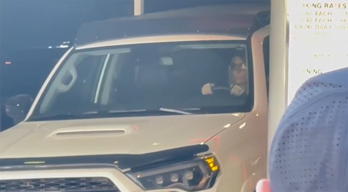 Trong khi đó, bà Tish Cyrus cũng được bắt gặp lái xe một mình giữa nghi vấn cướp bạn trai của con gái