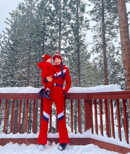 Mỗi năm, Phạm Hương đều đặn đưa các con đi chơi tuyết và có bộ ảnh 