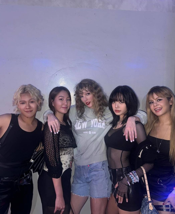 Từ trái sang phải: bạn thân của Lisa, Alice (quản lý), Taylor Swift, Lisa và Sorn (idol Kpop gốc Thái Lan).