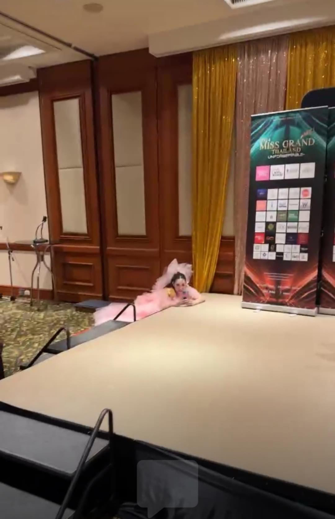 Các thí sinh lăn lê bò trườn làm đủ chiêu trò để bán được hàng