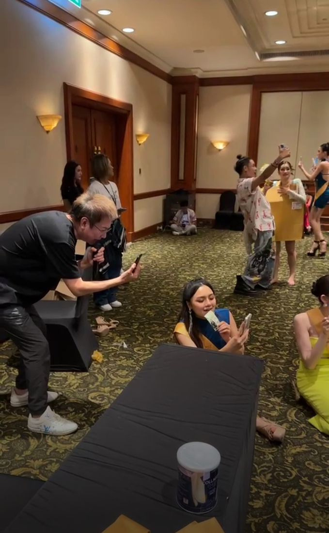 Hình ảnh ông Nawat điều phối và quay chụp lại những phần thi của các thí sinh