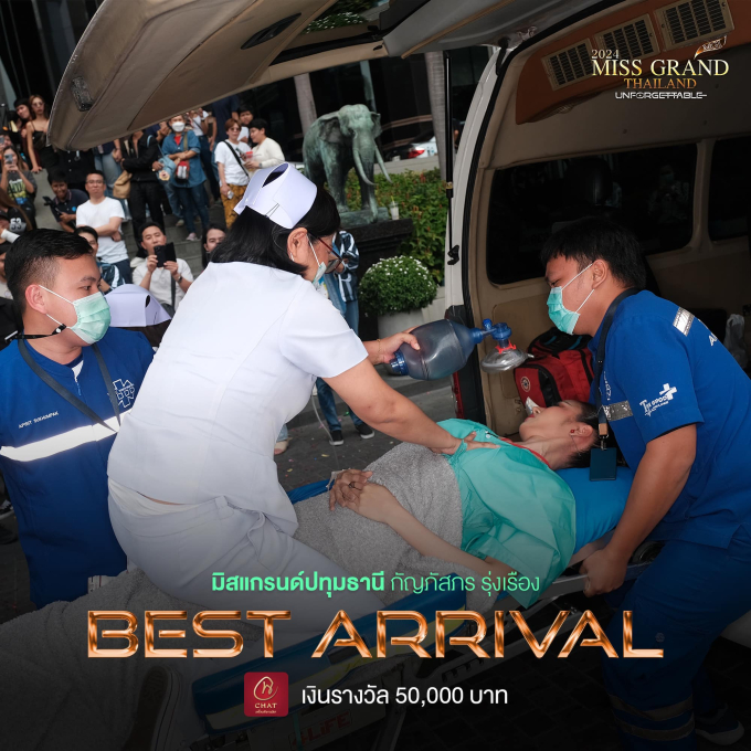 Hình ảnh thí sinh dùng xe cấp cứu để di chuyển đến địa điểm tổ chức cuộc thi