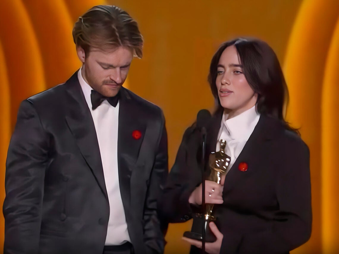Billie Eilish và anh trai FINNEAS lên nhận giải Oscar thứ 2 trong sự nghiệp.