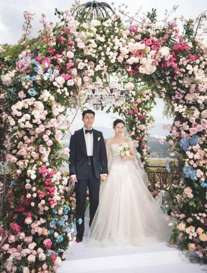 Bộ ảnh cưới của cặp đôi màn ảnh Kim Soo Hyun - Kim Ji Won được lấy cảm hứng từ hôn lễ Son Ye Jin - Hyun Bin