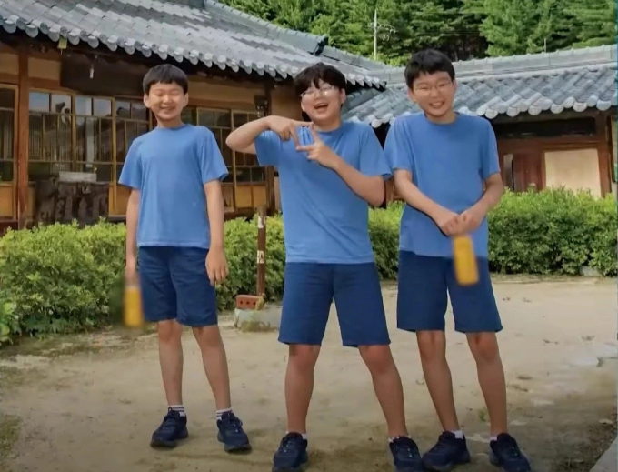 Trong chương trình Radio Star hồi cuối năm 2022, nam diễn viên Song Il Gook cho biết Daehan, Minguk và Manse đã cao hơn 1m60