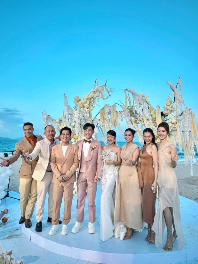 Tất cả những thành viên của 7 nụ cười Xuân đều xuất hiện đầy đủ trong lễ cưới ở Nha Trang của Puka 