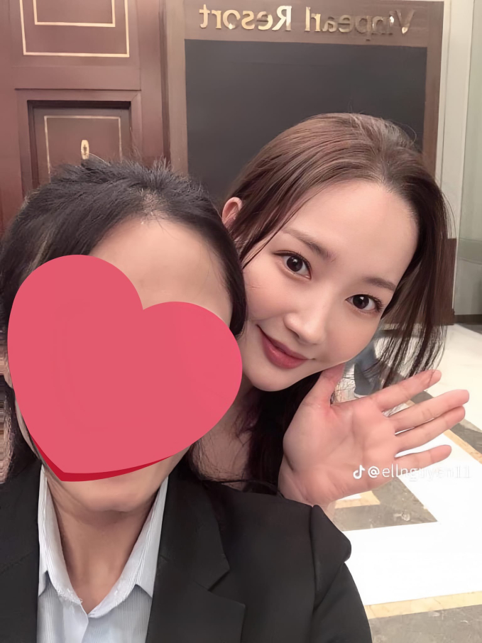 Trong những ngày ở Việt Nam, Park Min Young cứ lộ diện lần nào là gây bão mạng lần đấy. 