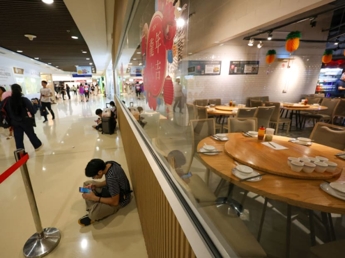 Nhà hàng hải sản gần như trống vắng trong khu Kallang Wave Mall vào tối 8/3.
