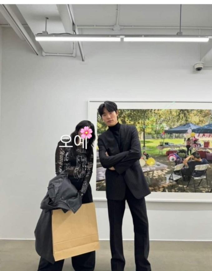 Em gái của nữ diễn viên cũng đến triển lãm và còn chụp ảnh thân thiết với Ryu Jun Yeol