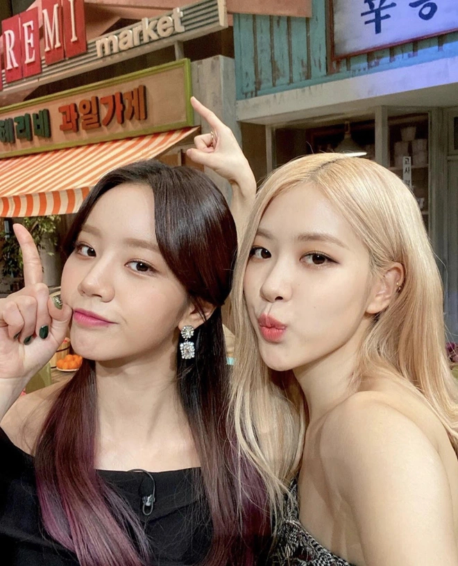 Rosé và Hyeri là hai người bạn thân luôn ủng hộ nhau trong cuộc sống cũng như công việc 