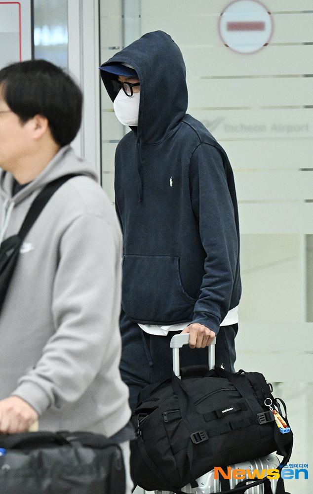 Ryu Jun Yeol diện áo trùm đầu, đeo khẩu trang kín mít