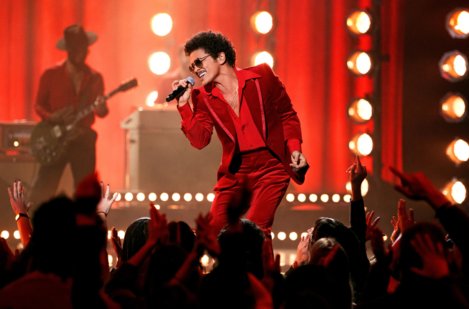 Bruno Mars trình diễn tại Las Vegas.
