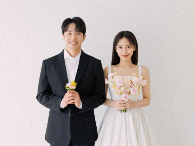 Hong Ji Hee bất ngờ tuyên bố kết hôn với vị hôn phu ngoài ngành giải trí, còn gây sốt với hình cưới đầy lãng mạn. Nhiều khán giả cũng dành lời khen ngợi cho diện mạo chồng sắp cưới của nữ diễn viên